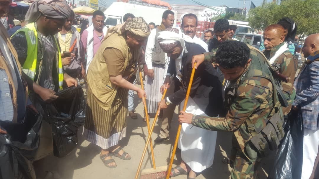 Gouverneur de Taiz participe à la campagne d'élimination des déchets à Al-Hawban