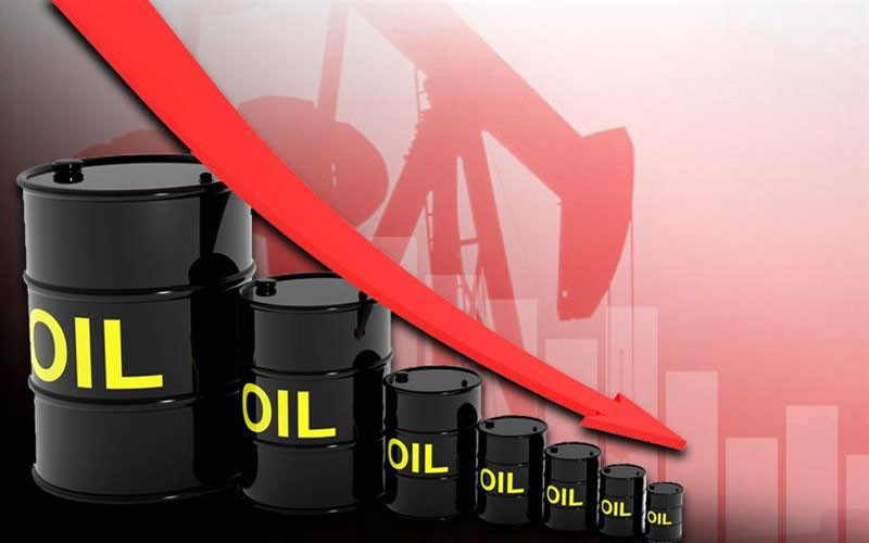 النفط يتراجع لمخاوف من أن يحد التضخم من نمو الطلب