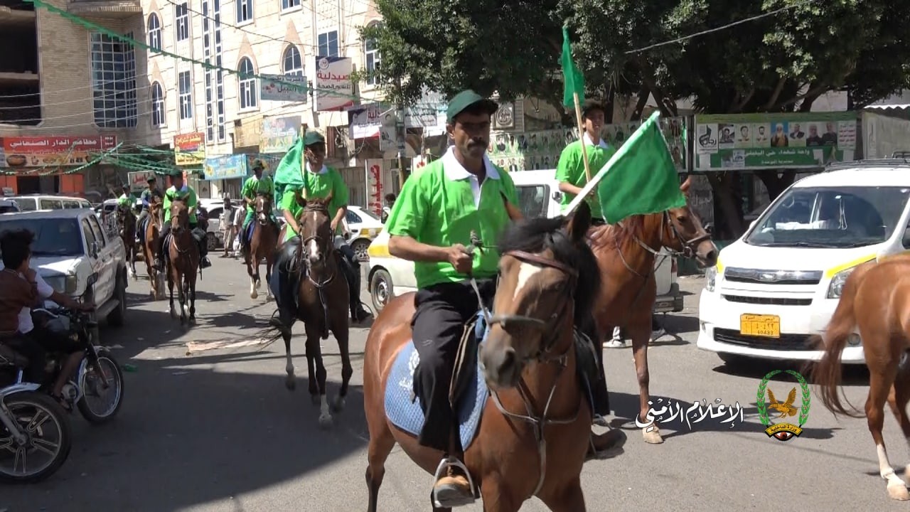 Pilotes et des chevaux du Collège de police arpentent les rues de la capitale, Sanaa, cortège léger de voitures décorées en vert parcourt Taiz pour célébrant « la Naissance Prophétique »