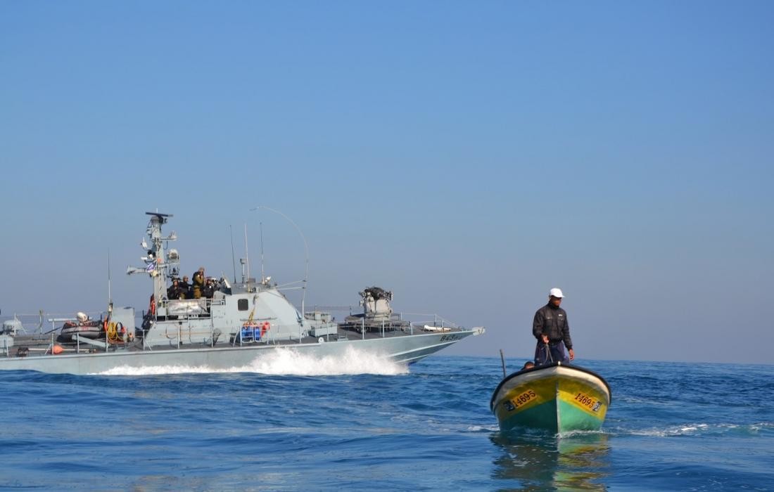 زوارق الاحتلال الإسرائيلي تطلق النار تجاه مركب صيد في بحر غزة