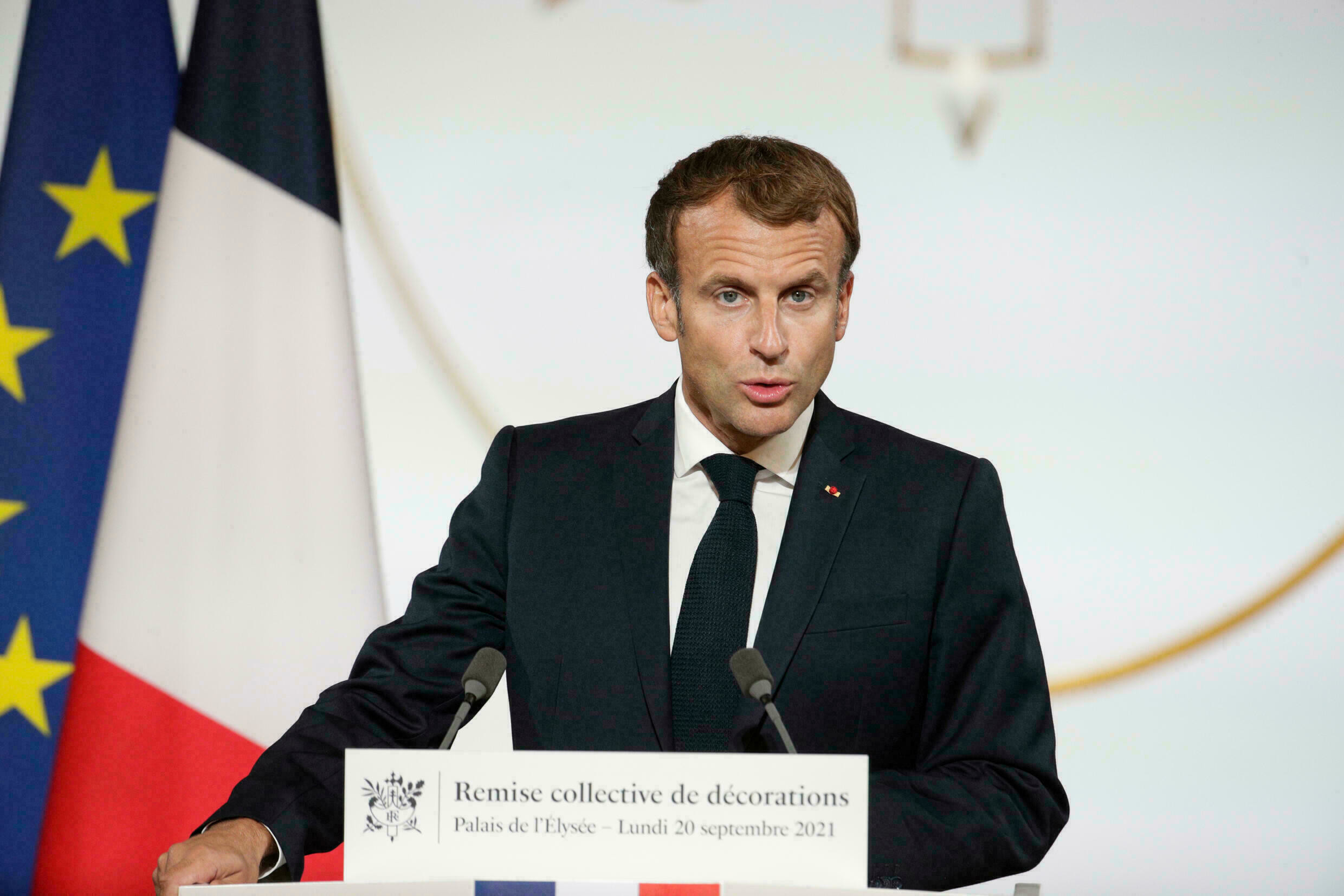 Cri Courageux de l'Algérie Audacieux, Honnête et libre face à Macron de France impérialiste l'oblige à être le 1ier  président français à commémorer le 60e anniversaire du massacre des Algériens à Paris