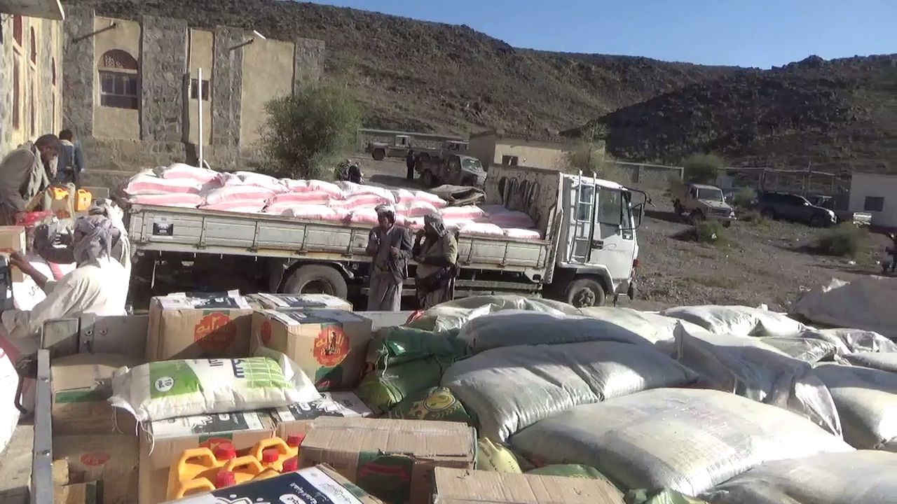 Abyan-Gouverneur besucht eine Reihe von Lauder-Gebieten und weiht die Verteilung von 300 Lebensmittelkörben ein