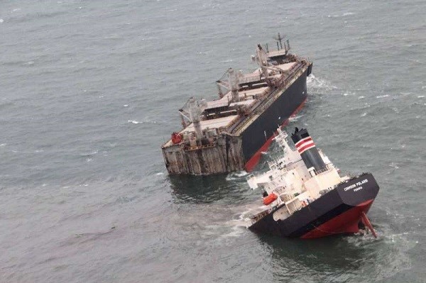 سفينة شحن تحمل علم بنما تنشطر إلى نصفين قرب ميناء ناخودكا الروسي