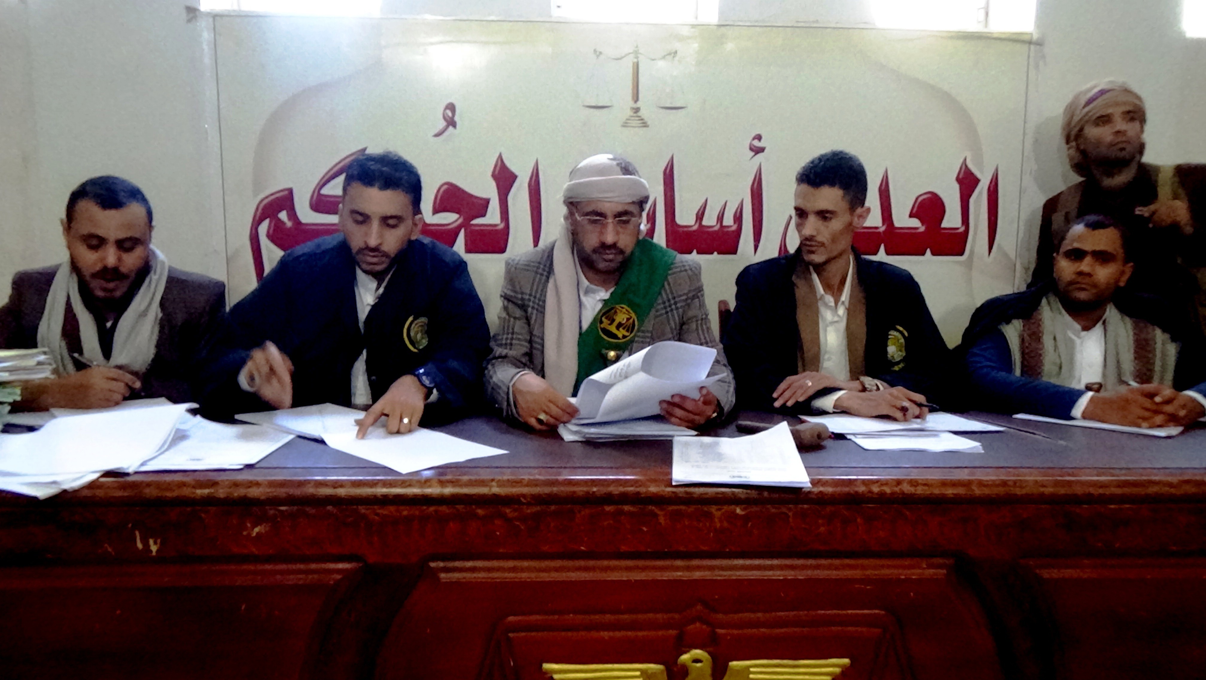 Sept accusés de faux et de piller les terrains dans la capitale Sanaa confronte leurs délit
