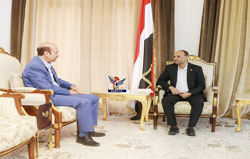 Président Al-Mashat discute de l'avancement des travaux et des besoins de l'Autorité hospitalière d'Al-Thawra à Sanaa