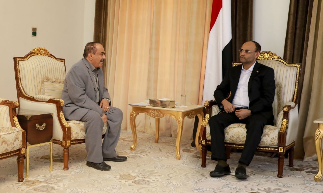 Le président Al-Mashat discute avec le gouverneur de Shabwa des situations des districts libérés