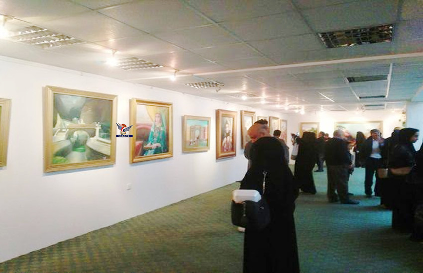 Le Premier ministre visite l'exposition de l'artiste plasticienne Hala Al-Zuraiqi à Sana'a