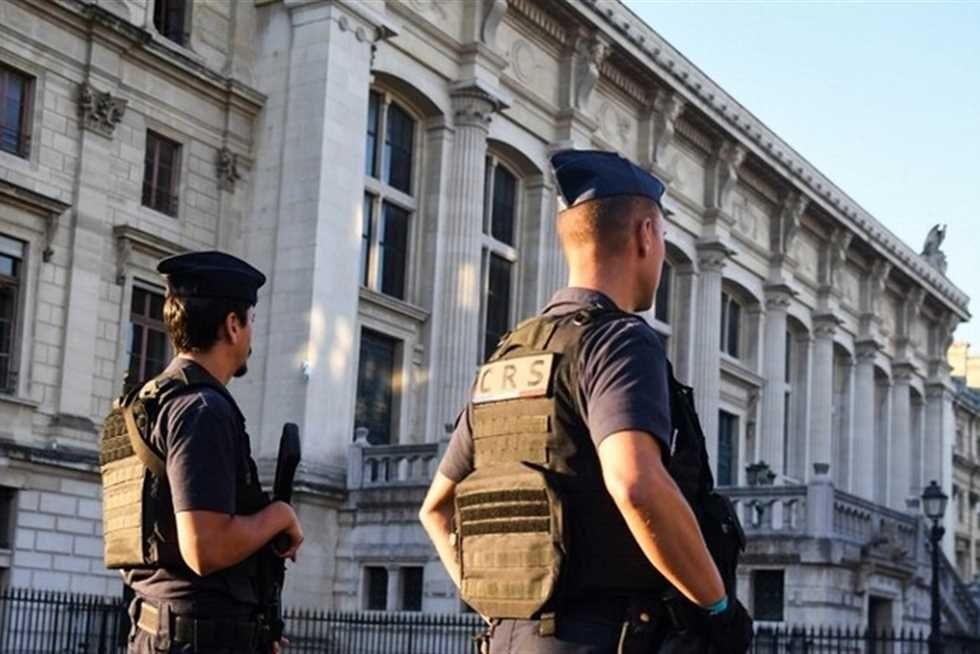 France : armée portant des vêtements Ninja affectant deux policiers de la ville de Cherburg