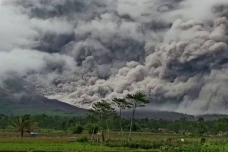 ارتفاع حصيلة ضحايا ثوران بركان سيميرو في إندونيسيا إلى 13 قتيلًا