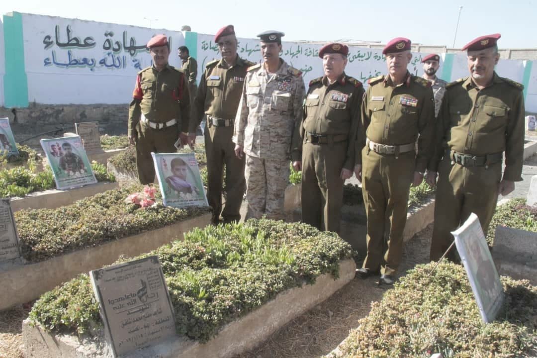 مساعد وزير الدفاع الغزالي يزور روضة الشهداء في الروضة