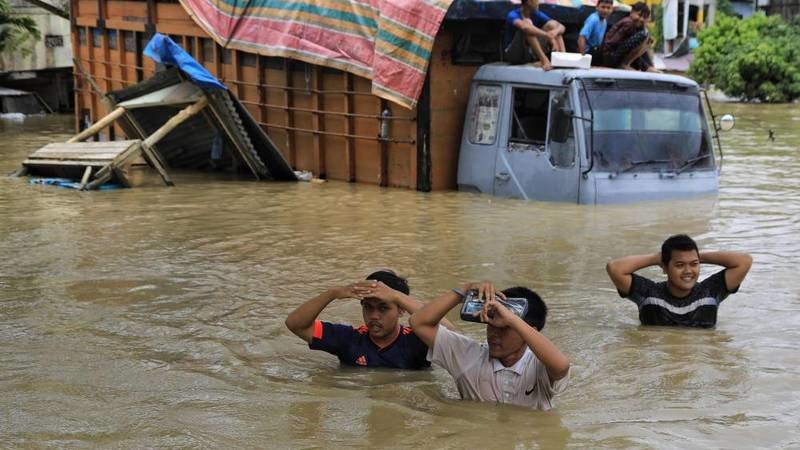 مصرع طفلين وإجلاء آلاف السكان جراء الفيضانات في إندونيسيا