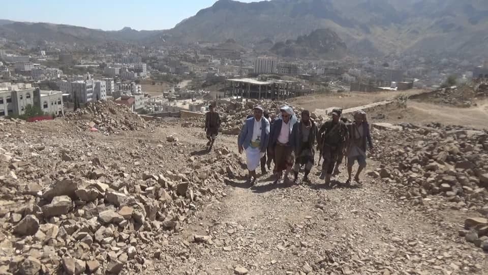Gouverneur de Taiz inspecte l'avancement des travaux dans la construction d'un certain nombre de rues, et honore l'élève classé 8ième  au certificat du secondaire
