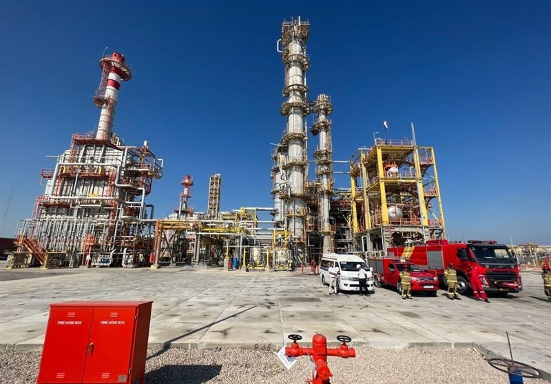 الرئيس الإيراني يفتتح المرحلة الأولى من مصفاة لتكرير النفط الخام في جزيرة قشم