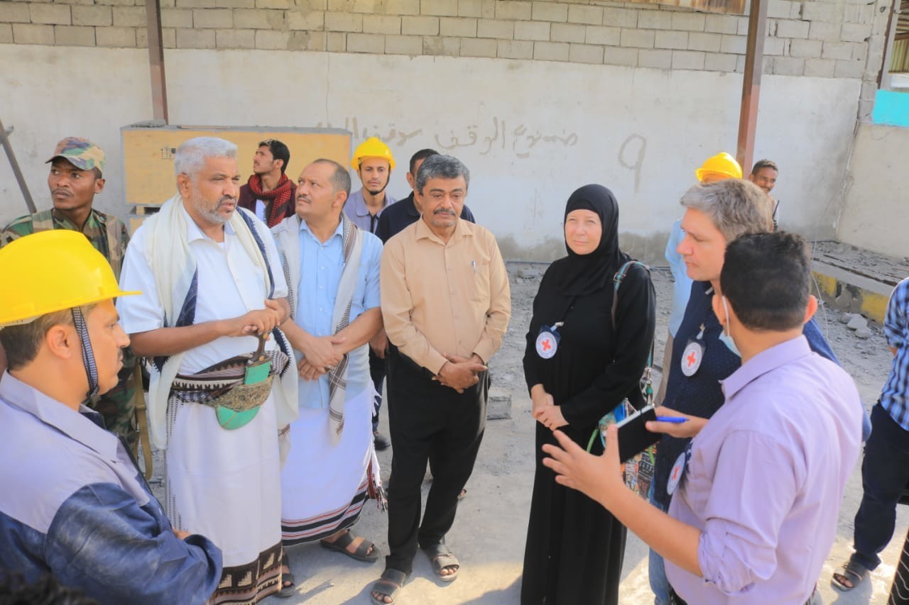 Hodeidah-Gouverneur und Leiter der IKRK informieren über das Ausmaß der Zerstörung im Kommunikationsgebäude