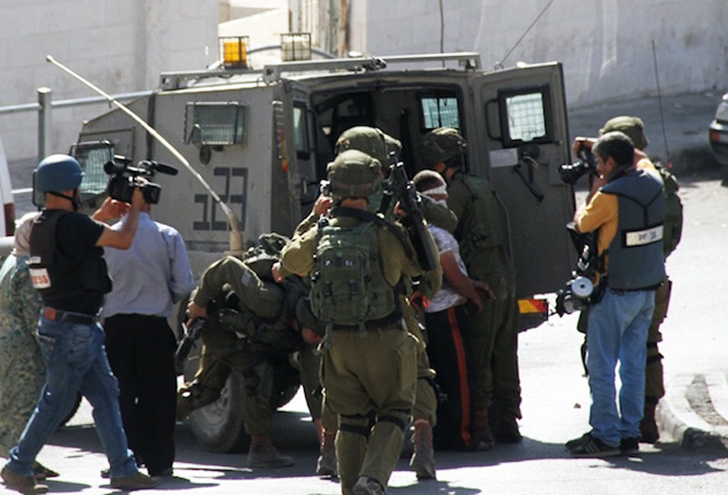 الاحتلال الإسرائيلي يعتقل أسيرين فلسطينيين محررين ويستجوب آخرين