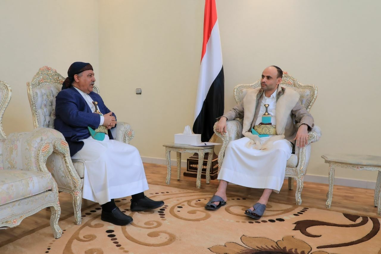 Präsident Al-Mashat trifft Parlamentssprecher