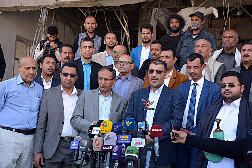 Telecommunications Ministry holds press conference in front of TeleYemen company in Sana'a