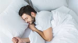 دراسة: النوم يحافظ على صحة الدماغ وينظفه