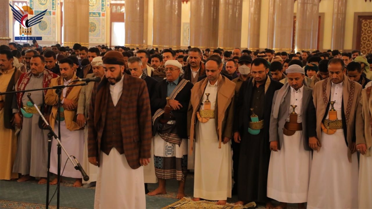 Le président Al-Mashat effectue les prières de l'Aïd Al-Fitr à la mosquée Al-Shaab dans la capitale, Sanaa