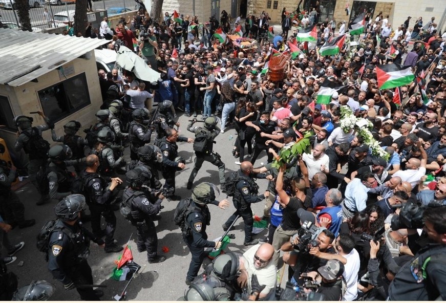 Israelische Besatzungspolizei greift Trauerkonvoi der Journalistin Shireen Abu Aqela an