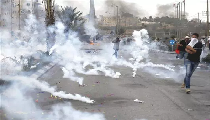 إصابة 10 فلسطينيين بالرصاص و بالاختناق خلال مواجهات مع الاحتلال شرق نابلس وكفر قدوم