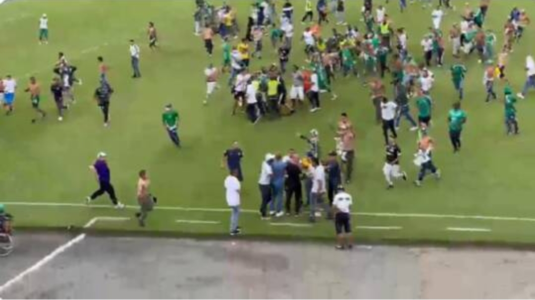 مئات المشجعين يقتحمون ملعب في كولومبيا للاعتداء على لاعبي فريقهم