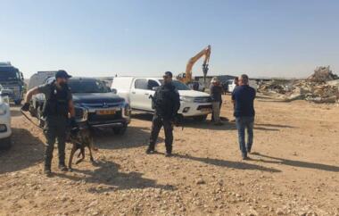 Bulldozers of Zionist enemy demolish five houses in occupied Negev Bulldozers of Zionist enemy demolish five houses in occupied Negev