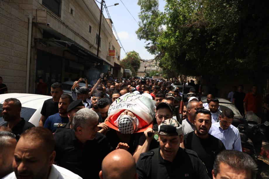   آلاف الفلسطينيين يشيعون جثمان الشهيد أشرف في جنين