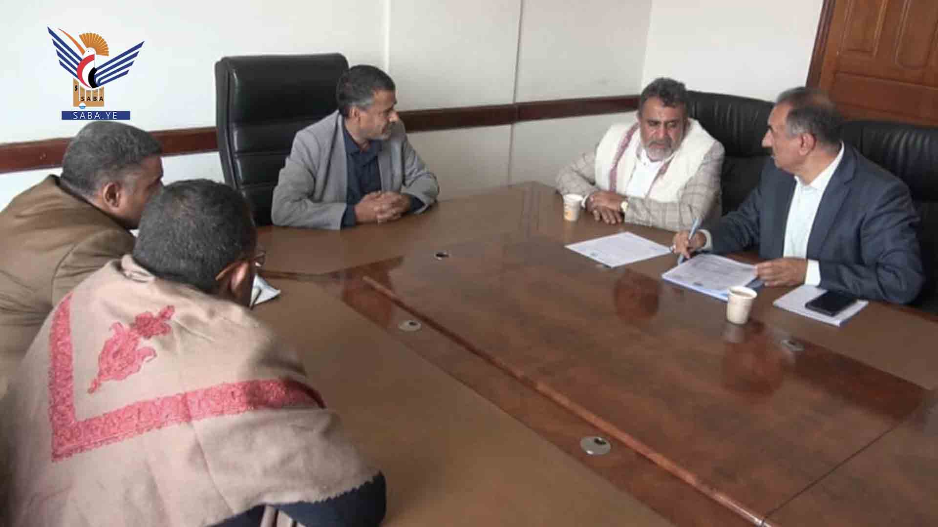 وزير الكهرباء ومحافظ البيضاء يناقشان أوضاع مشاريع المياه والصرف الصحي