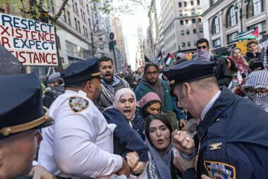 La police de New York affronte des manifestants en solidarité avec Gaza dans un contexte de black-out médiatique