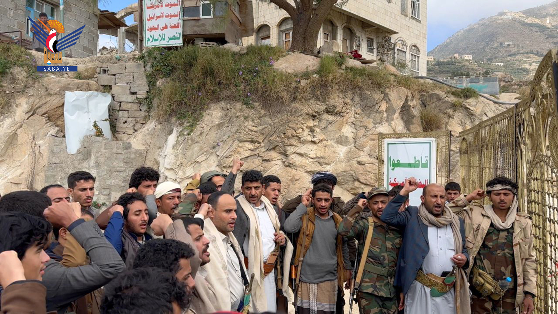 Präsident Al-Mashat besucht den Bezirk Haidan und das Grab des Märtyrerführers Hussein Al-Houthi in Marran
