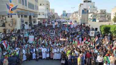 De grandes foules se sont rassemblées sur 21 places à Hodeidah en solidarité avec le peuple palestinien De grandes foules se sont rassemblées sur 21 places à Hodeidah en solidarité avec le peuple palestinien