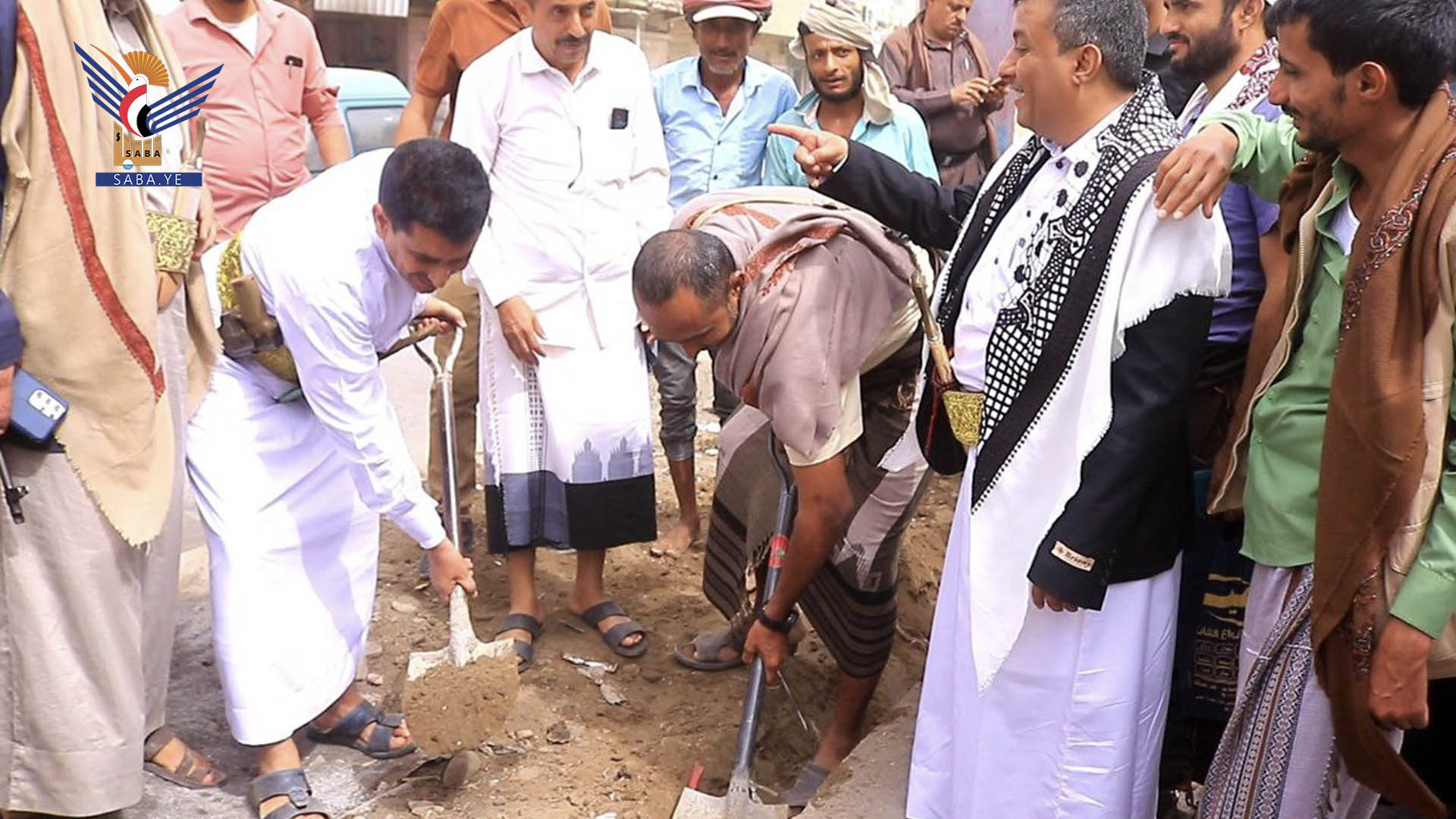Hodeida governor inaugurates road paving project in Bajil Hodeida governor inaugurates road paving project in Bajil