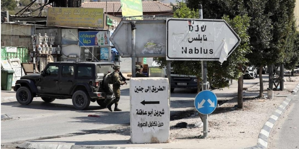 Der zionistische Feind sperrt die Zufahrten zu einigen Nebenstraßen in Hawara, südlich von Nablus