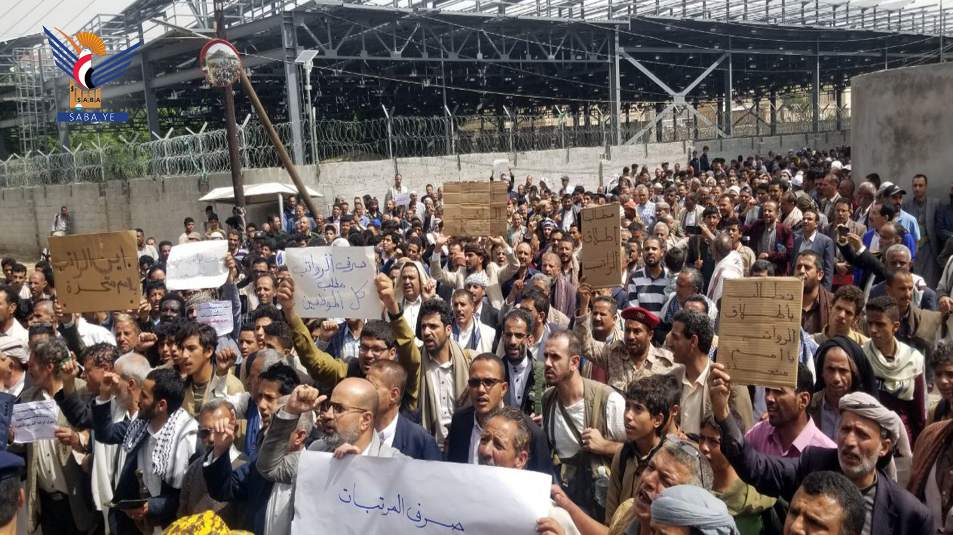 State employees organize vigil in front of UN office in Sana’a demanding payment of salaries