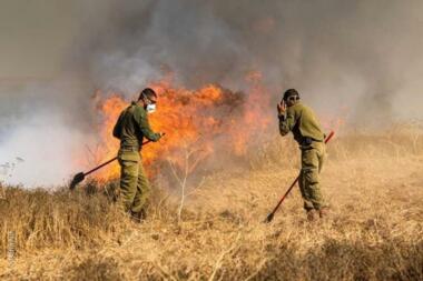 Des incendies éclatent dans les colonies de « l’enveloppe de Gaza » à cause de ballons incendiaires
