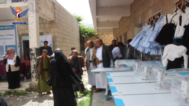 Distribution de 40 machines à coudre aux femmes déplacées du district d'Al-Seddah à Ibb