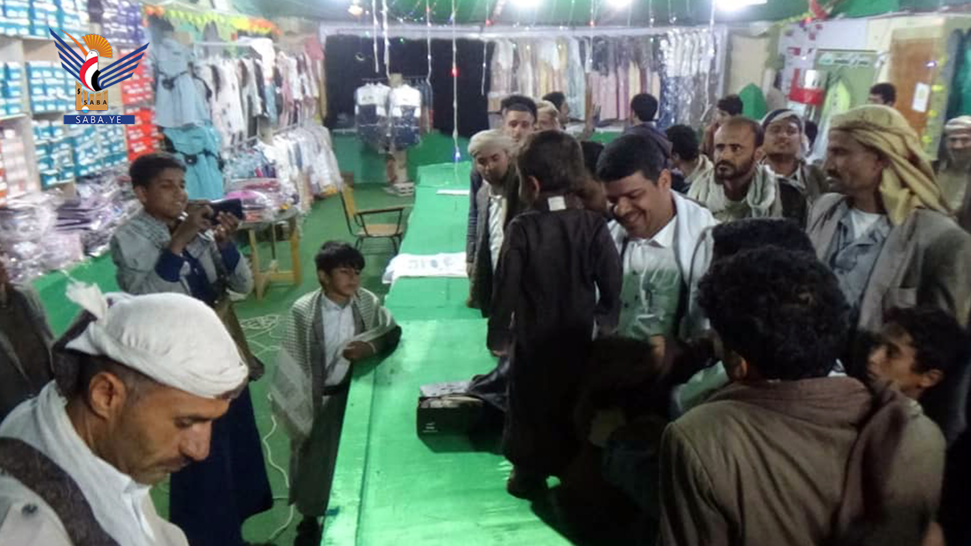 L'ouverture de l'exposition de vêtements de l'Aïd pour les enfants des martyrs à la Direction de Khamer à Amran