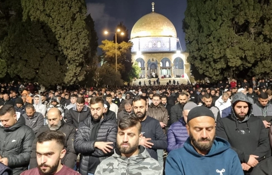 120.000 personas realizan la oración vespertina y del Tarawih en la mezquita de Al-Aqsa
