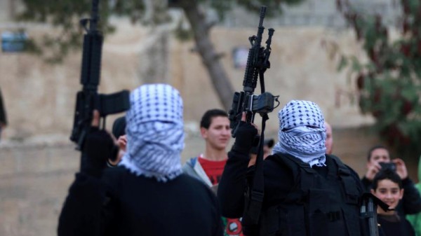مقاومون فلسطينيون يطلقون النار صوب قوات العدو الصهيوني في جنين