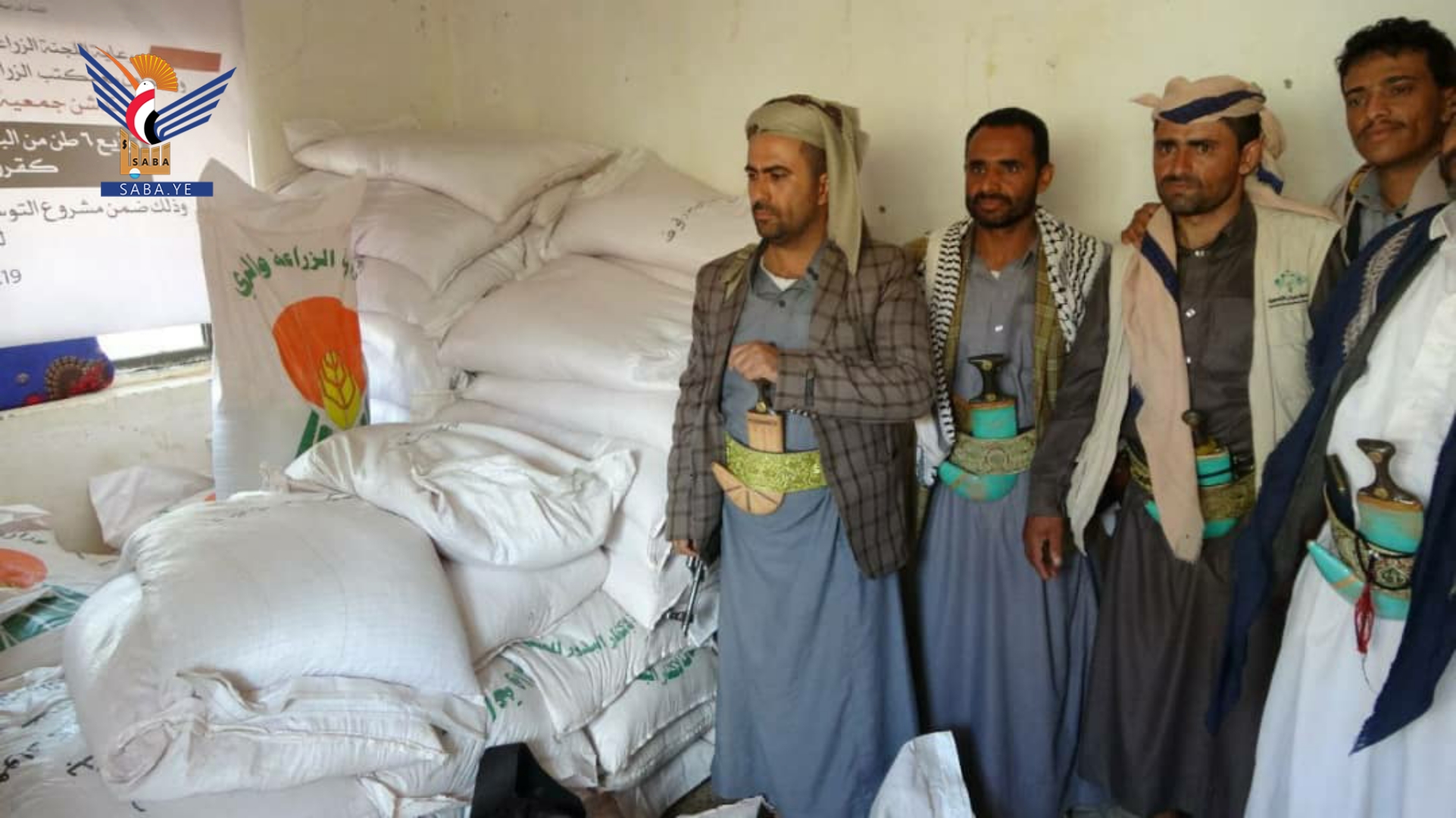 تدشين توزيع 6 أطنان من بذور المحاصيل الشتوية للمزارعين في عمران