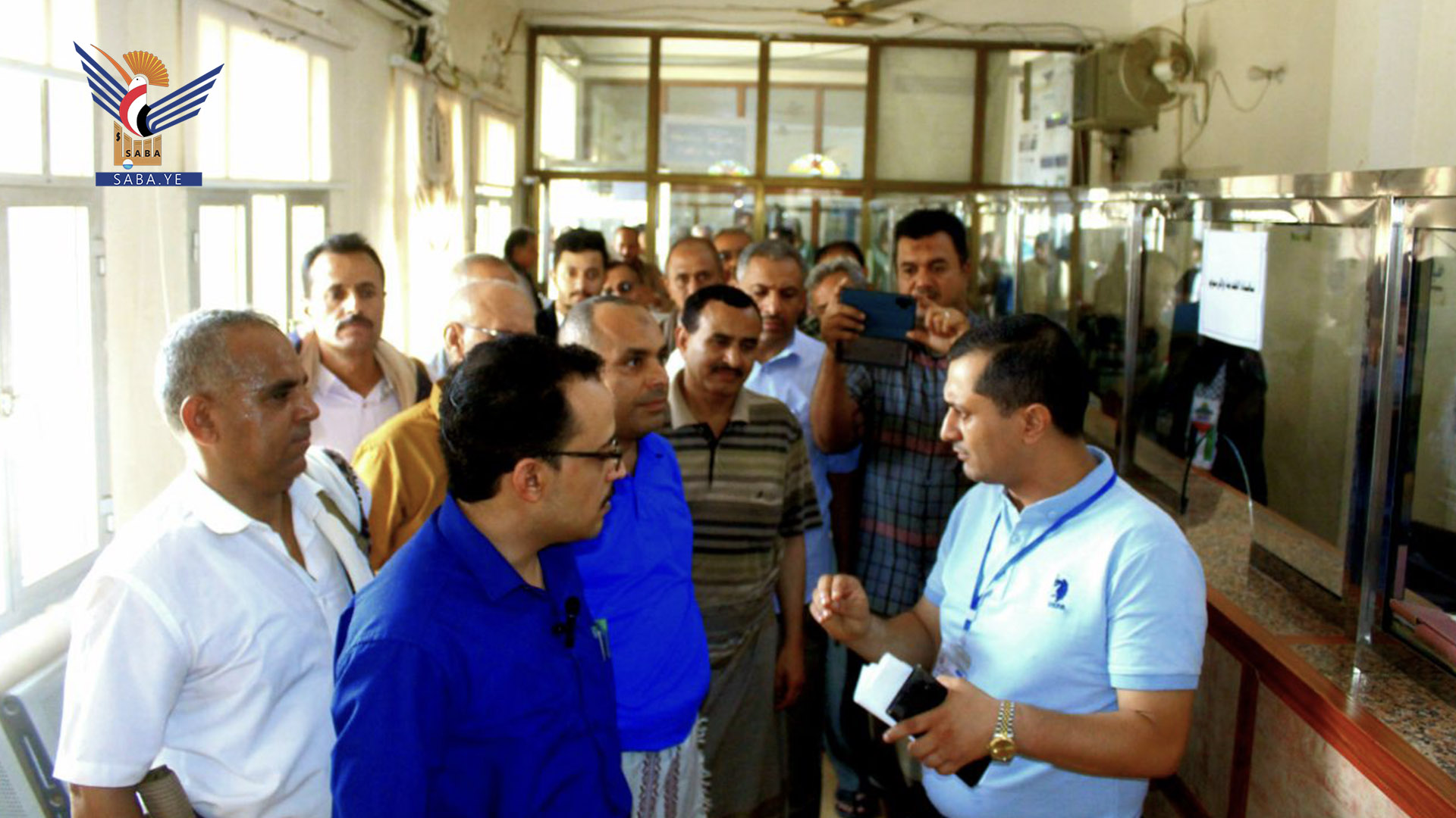 رئيس مصلحة الضرائب يتفقد سير العمل بمكتب ضرائب محافظة الحديدة