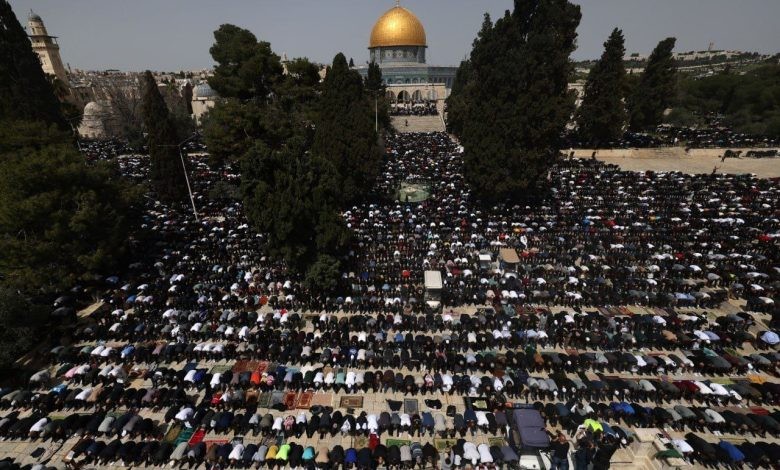 Un quart de million de fidèles effectuent la prière du vendredi à Al-Aqsa, malgré les restrictions de l'ennemi 'israélien'