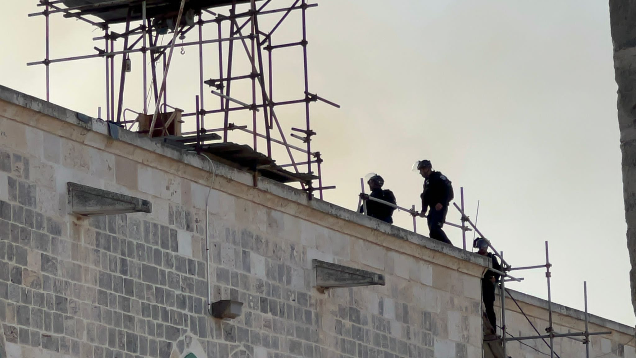 Jewish fanatics storm Al-Aqsa Mosque in an attempt to change status quo