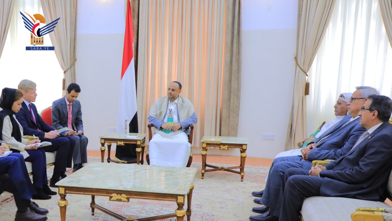 El presidente Al-Mashat se reúne con el enviado de la ONU y su equipo acompañante