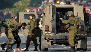 Die zionistischen feindlichen Kräfte verhafteten einen palästinensischen Jugendlichen aus dem Balata-Lager östlich von Nablus