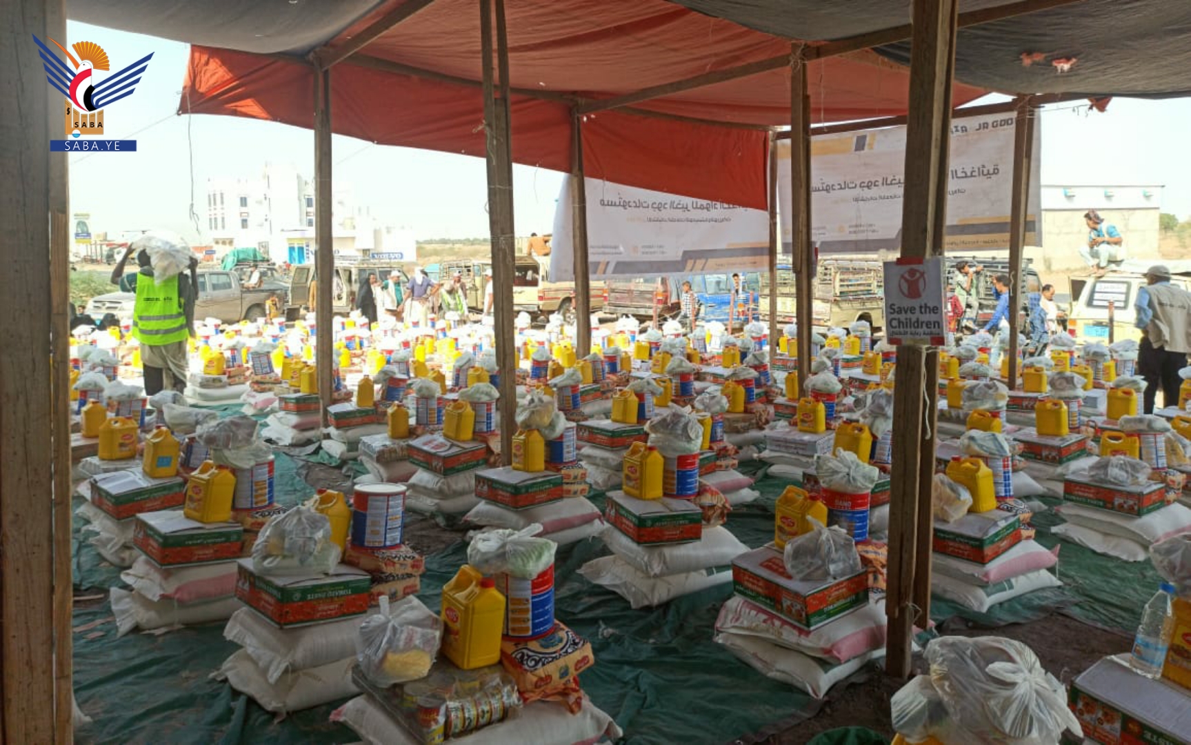 Distribution de 2 000 paniers alimentaires et d'une aide en espèces à plus de 3 000 familles déplacées à Hodeida