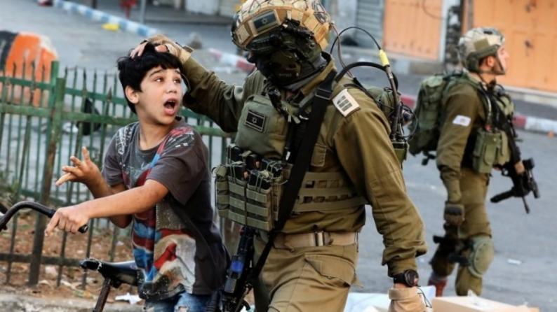 Gefangenenclub an „Saba“: Zionistische Feind eskaliert Verhaftung palästinensischer Kinder und hält sie unter schwierigen Bedingungen fest