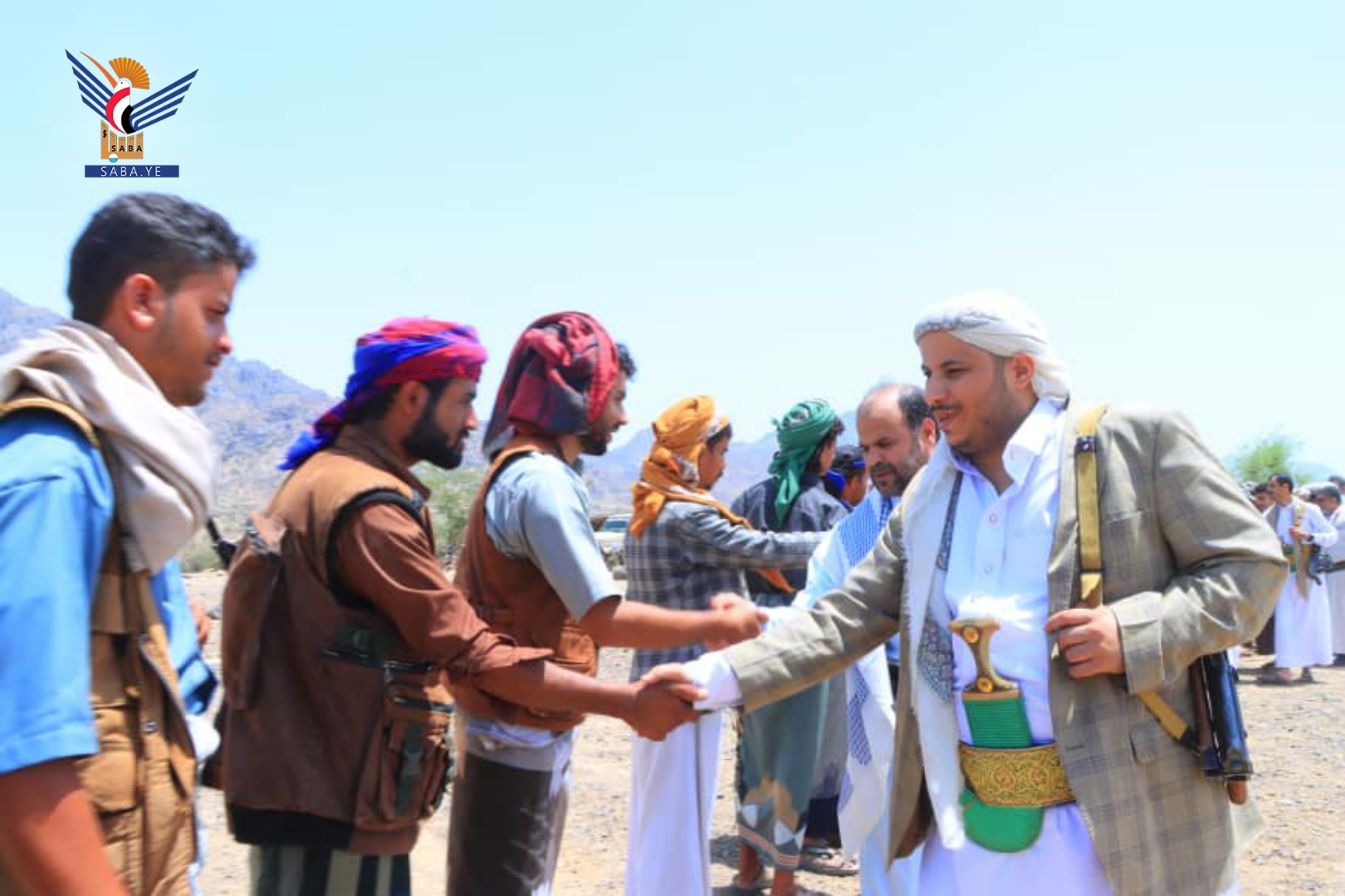 وزير الصناعة والتجارة يزور المرابطين في جبهة الكدحة بتعز وزير الصناعة والتجارة يزور المرابطين في جبهة الكدحة بتعز