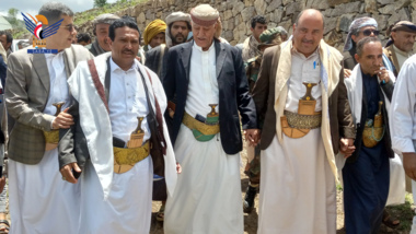 Inspecter de l'avancement des travaux du projet de barrière Al-Ghadari dans le district de Hubaish, gouvernorat d'Ibb